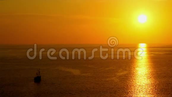 日落时船浮在海面上视频的预览图