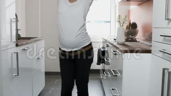 孕妇在厨房跳舞视频的预览图