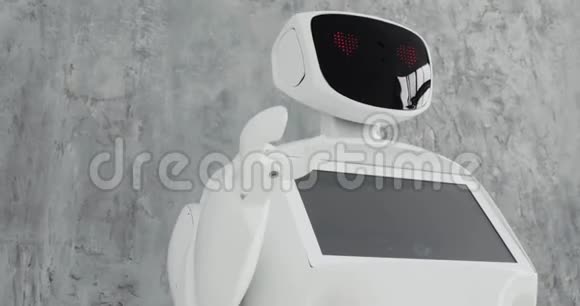 现代机器人技术机器人看着镜头对准人机器人显示情绪举起双手视频的预览图
