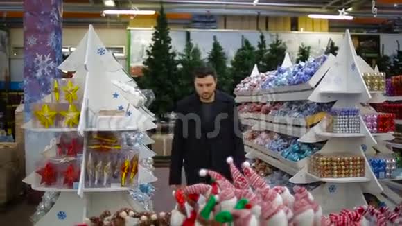 男人在超市里挑选圣诞玩具视频的预览图