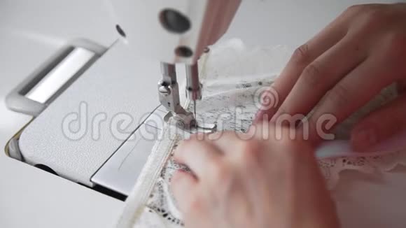 裁缝在缝纫机上缝制内衣线和花边手工内衣和衣服缝纫机视频的预览图