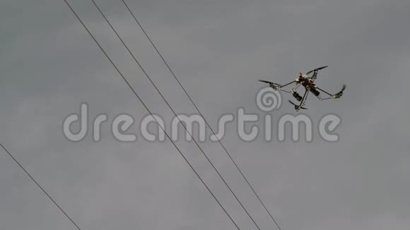 空中无人机降落在输电塔上对配电电缆进行导线检查视频的预览图