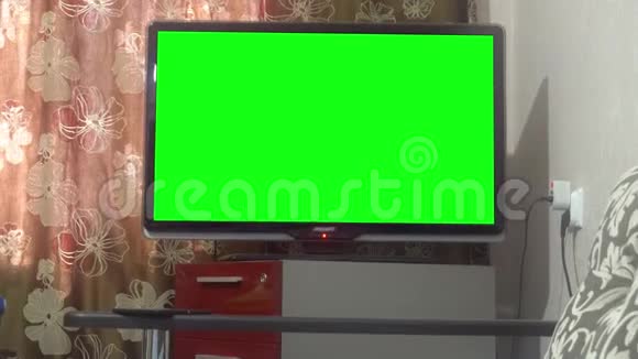 多莉进入大屏幕电视与绿屏视频的预览图