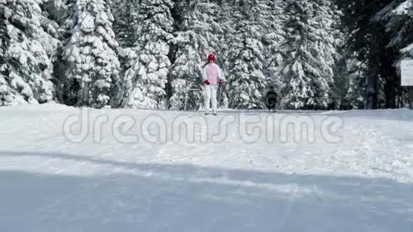 在滑雪时享受冬季时光的少女视频的预览图