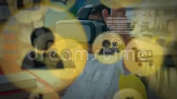 黄色图标男孩戴VR耳机视频的预览图