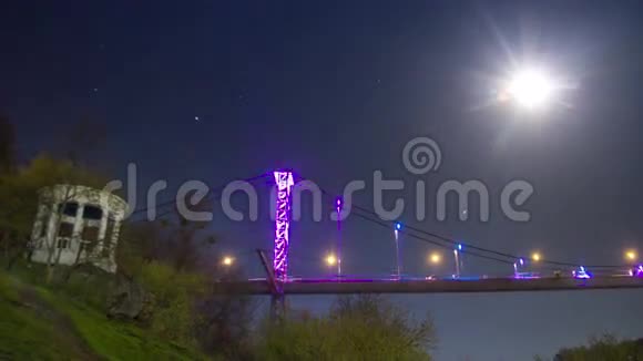 在桥的背景下夜晚的凹处视频的预览图