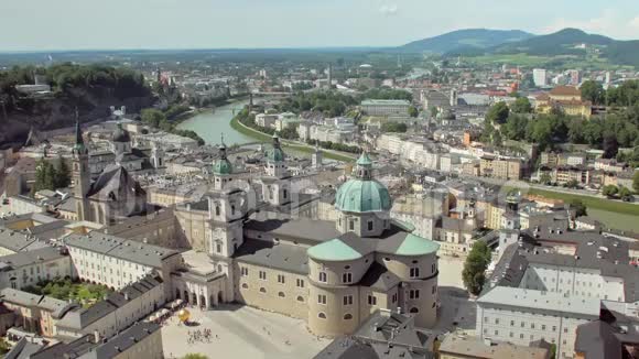 萨尔茨堡市历史中心令人惊叹的巴洛克式建筑从霍亨萨尔茨堡俯瞰视频的预览图