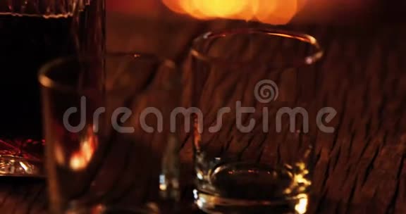 木制木板上有玻璃的威士忌装饰器视频的预览图