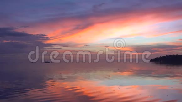 黄昏的粉红天空平静的海景视频的预览图