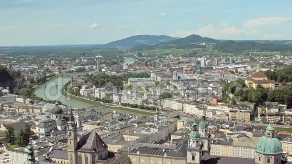 奥地利萨尔茨堡市市中心阳光明媚的春天景色尽收眼底视频的预览图
