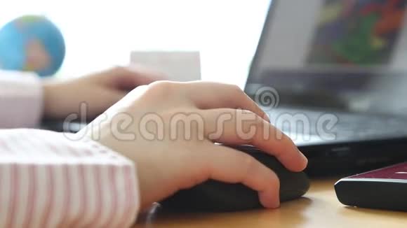 女人在互动网站上浏览视频的预览图