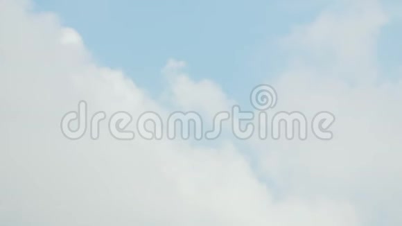 乘飞机在蓝天上乘云起飞视频的预览图