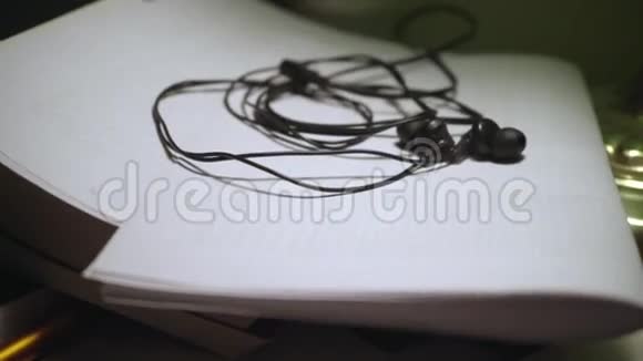 桌子上有耳机关门音乐概念视频的预览图