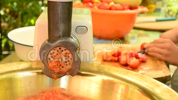 在烤制机上制作户外番茄酱视频的预览图