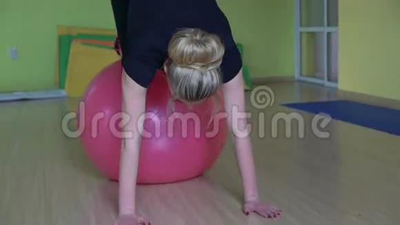 瑜伽课在健身球上做狗姿势4k视频的预览图