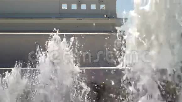 慢动作喷泉的喷射视频的预览图