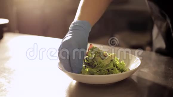 厨师的手放着煮熟的鸡蛋和西红柿菠菜和生菜叶视频的预览图