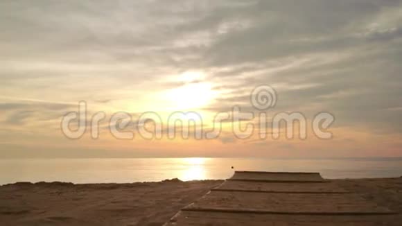 日出海滩在海滩上散步第一人拍摄海上日出视频的预览图
