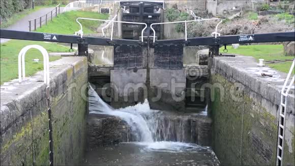 带水从大门溢出的运河锁芯视频的预览图