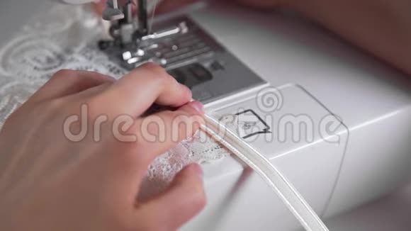 裁缝在缝纫机上缝制内衣线和花边手工内衣和衣服缝纫机视频的预览图
