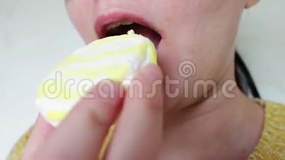 年轻的女人吃棉花糖视频的预览图