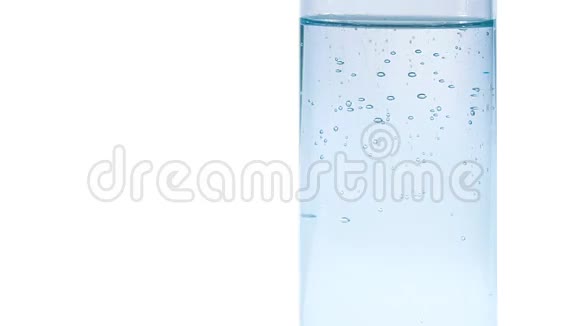 玻璃杯中起泡水的特写镜头视频的预览图