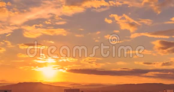 夕阳的背景下夕阳落在云山后时光流逝温暖多彩的天空视频的预览图
