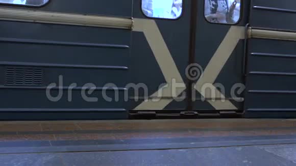 从莫斯科出发的地铁列车和公共交通系统乘客4K视频视频的预览图