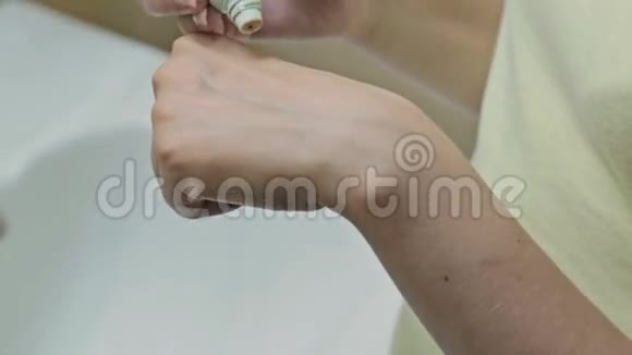 女人捏出手上的粉底用海绵拿出来视频的预览图