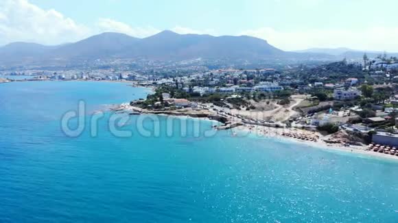 空中全景蓝色的大海和海滨海滩和酒店克里特希腊视频的预览图