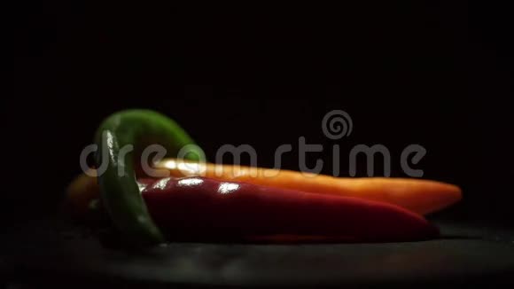 绿色橙色和红色的辣椒和燃烧的火焰关闭录像视频的预览图
