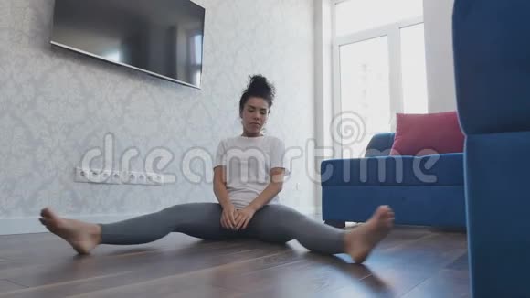 漂亮的女士在地板上做伸展运动视频的预览图
