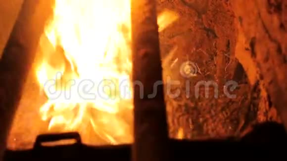替代燃料托盘在工业锅炉中燃烧现代木材燃烧锅炉视频的预览图