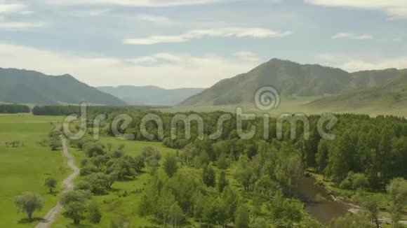 4K分辨率空中无人机每秒29帧以上的山在国家公园多云的天空阿尔泰俄罗斯视频的预览图
