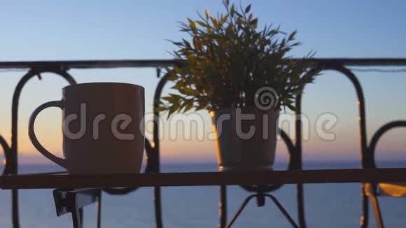 阳光明媚的早晨年轻人在海边喝杯咖啡视频的预览图