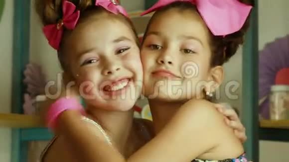 两个女朋友拥抱微笑视频的预览图