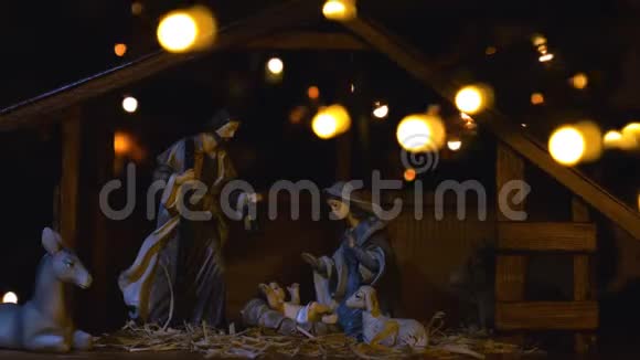 耶稣基督的圣诞场景有大气灯和蜡烛视频的预览图