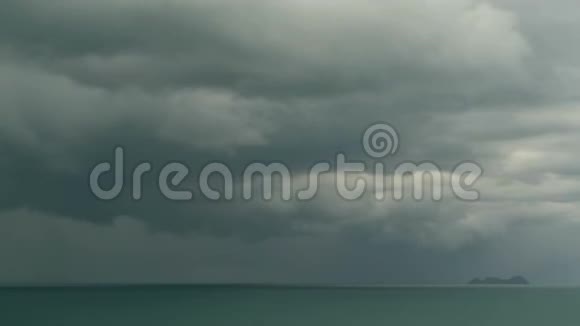 阴沉沉的天空碧绿色的海面上乌云密布海洋地平线上的飓风生动的空中延时视频的预览图