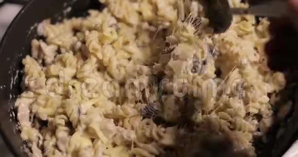 奶油蘑菇酱和融化奶酪的意大利面视频的预览图