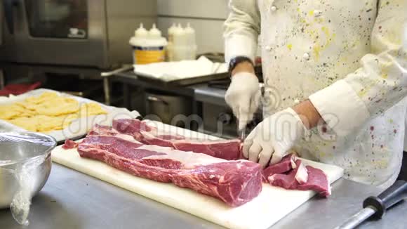 一位厨师在意大利的厨房里为牛排雕刻肉视频的预览图