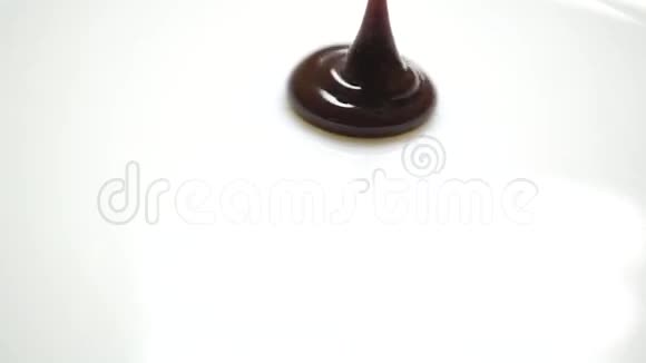 特写一段白色背景的巧克力酱的视频视频的预览图
