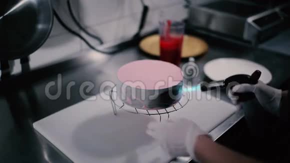 烹饪燃烧器用蛋糕加热铁模视频的预览图