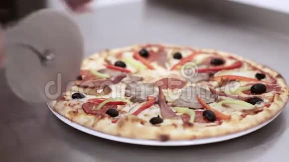 厨师把披萨切成八块视频的预览图