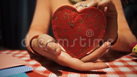女人手里捧着红心爱的象征视频的预览图