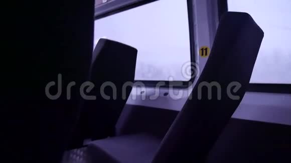 在一辆小公共汽车上颠簸的路在出租车上摇晃公共汽车在室内可怕的道路上摇晃视频的预览图