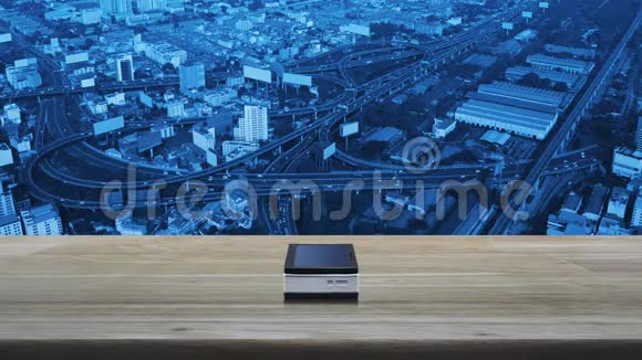 城楼街道高速公路和摩天大楼上的木制桌子上的现代智能手机屏幕上的银行平面图标视频的预览图
