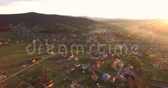 空中观景小村庄上空的日出视频的预览图