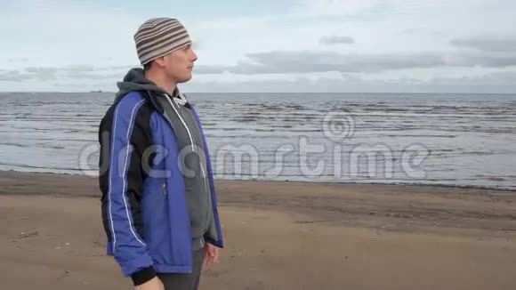 一个年轻人站在海滩上望着远处视频的预览图