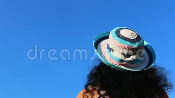 戴着蓝色帽子的女人视频的预览图