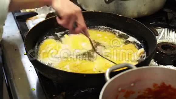在意大利一位女厨师用油炸鸡排4K视频的预览图